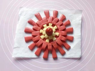 13、双色花馒头,把小黄花放在大红花的中央位置，如上图。