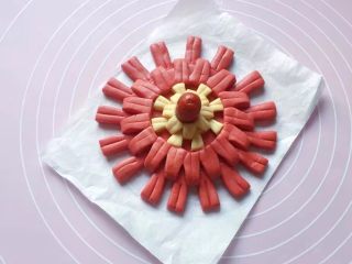 14、双色花馒头,再用刀背在每一片花瓣上压条印痕，压好如上图。