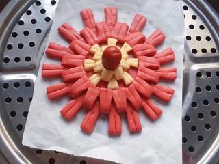 15、双色花馒头,做好的双色花馒头进行二次发酵，观察馒头的体积变大，且表面有蓬松起发状态时，上锅蒸制，上汽后蒸20分钟左右，关火焖5分钟即可。