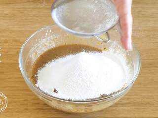 9、18m+红枣糕（宝宝辅食）,然后筛入低筋面粉和小苏打~