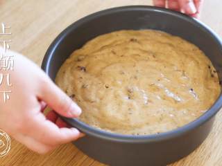 16、18m+红枣糕（宝宝辅食）,面糊倒入模具中，上下颠几下，去除大的气泡~