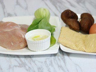 1、滑嫩营养鸡片汤,准备食材