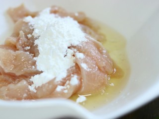 3、滑嫩营养鸡片汤,磕入蛋清，放入淀粉、料酒、盐～