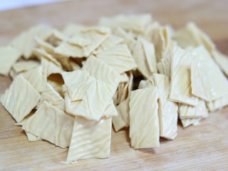 5、滑嫩营养鸡片汤,油豆皮切成小方块，并沾干上面的水份备用～