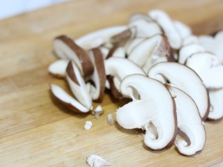 7、滑嫩营养鸡片汤,香菇清洗赶紧，切成薄片备用～