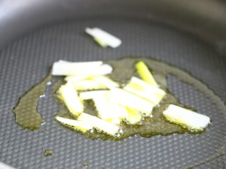 8、滑嫩营养鸡片汤,锅内就少许底油，不要太多哦～放入葱姜爆香～