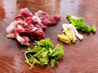 2、芸豆肉片炖粉条,把猪肉洗净后，用刀切成薄片，香菜切段，葱姜切碎，芸豆摘洗干净后用手掐段。