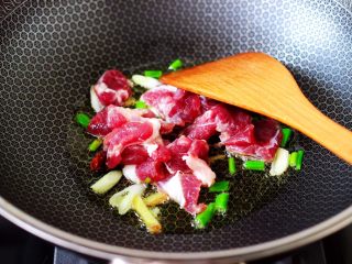 4、芸豆肉片炖粉条,这个时候加入切片的猪肉。
