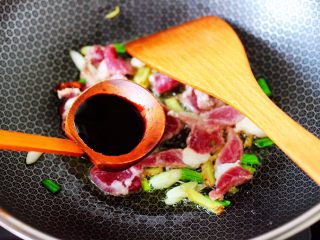 5、芸豆肉片炖粉条,加入生抽调味调色。