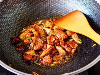 6、芸豆肉片炖粉条,大火继续翻炒猪肉均匀入味。