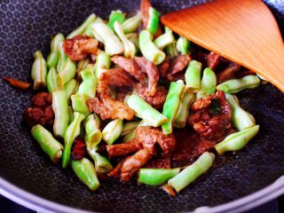 8、芸豆肉片炖粉条,大火继续翻炒至所有的食材。