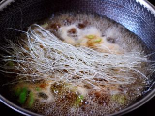 11、芸豆肉片炖粉条,大火煮沸后，放入洗净的粉条。