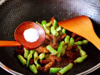9、芸豆肉片炖粉条,加入适量的盐调味。