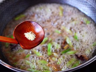 13、芸豆肉片炖粉条,加入鸡精调味。