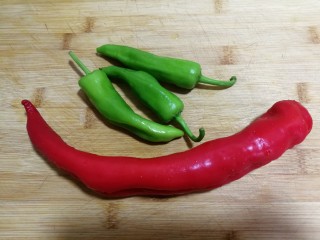 3、减脂系#素炒白玉菇青椒#,准备红青椒、绿青椒,红青椒是不辣的,绿青椒微微有一点辣。
