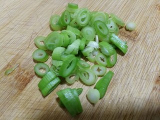 5、减脂系#素炒白玉菇青椒#,切葱花。