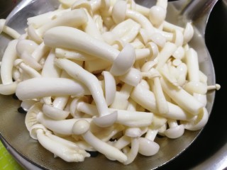 7、减脂系#素炒白玉菇青椒#,然后捞出控水。