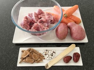 1、肇实灵芝片煲肉骨汤,准备食材：肉骨+胡萝卜+土豆+红枣+黄芪+灵芝片+肇实