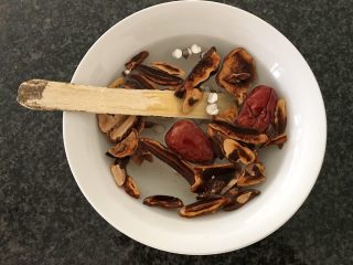 3、肇实灵芝片煲肉骨汤,再将药材也浸泡在清水中，