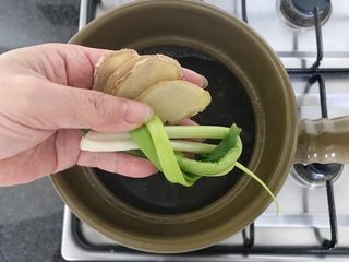 11、肇实灵芝片煲肉骨汤,换砂锅，再将生姜和葱结加进来，