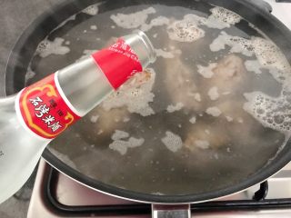 9、肇实灵芝片煲肉骨汤,倒入米酒，