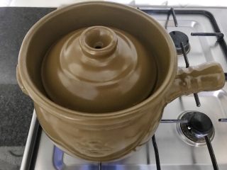 13、肇实灵芝片煲肉骨汤,盖上锅盖，大火煮开冒水汽后转小火，慢炖1.5-2小时，