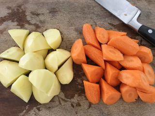 17、肇实灵芝片煲肉骨汤,土豆也一样切成块，