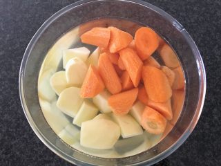 18、肇实灵芝片煲肉骨汤,然后浸泡在清水中备用，