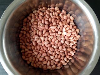 3、老醋花生,所有花生仁都擦拭干净；花生仁不能洗，所以纱布一定要拧干水分；