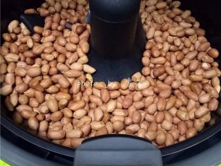 5、老醋花生,倒入适量玉米油；接通电源，运转10分钟；