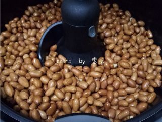 6、老醋花生,10分钟后，观察花生仁是否炸香；如未达到理想状态，可继续运转2-5分钟；