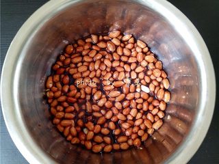 10、老醋花生,将醋汁浇在花生仁上，搅拌均匀；