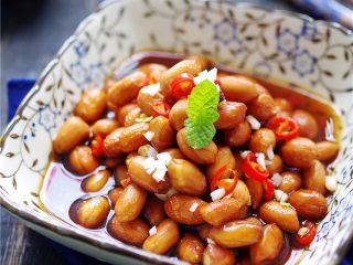 12、老醋花生,放冰箱冷藏片刻；冷藏后的【老醋花生】口感更酥脆，更爽口；取出，食用。【老醋花生】做好啦。