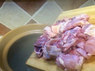 8、补气益血滋补浓汤人参五珍凤肚汤,放入砂锅