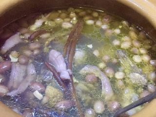 17、补气益血滋补浓汤人参五珍凤肚汤,开大火，需要搅拌，待汤开了改用小火加盖煨汤