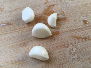 3、照烧鸡胸肉,准备4粒大蒜