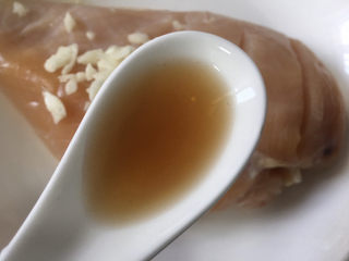 6、照烧鸡胸肉,加入一勺料酒