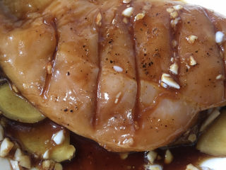 14、照烧鸡胸肉,然后抓匀腌制2个小时