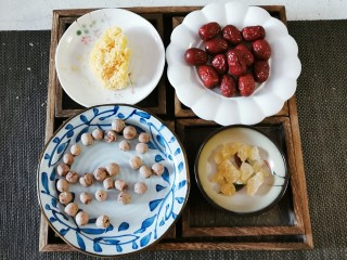 1、银耳莲子红枣汤,食材准备好