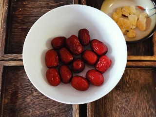 4、银耳莲子红枣汤,红枣清洗干净备用