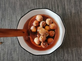 6、银耳莲子红枣汤,莲子泡发好了