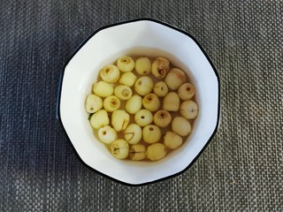 7、银耳莲子红枣汤,去皮备用