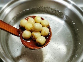 10、银耳莲子红枣汤,取出汤锅 注入清水加热 同时放入莲子