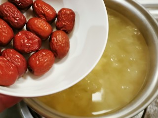 14、银耳莲子红枣汤,放入红枣