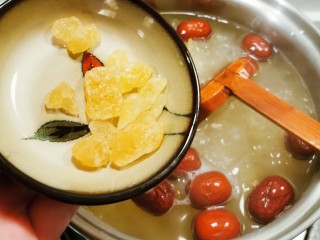 15、银耳莲子红枣汤,放入冰糖  再煮10分钟 关火