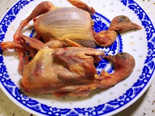 1、红枣枸杞乳鸽汤,乳鸽宰杀后，去毛、去内脏，清洗干净