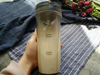 6、山药奶昔,启动料理机 打成汁。