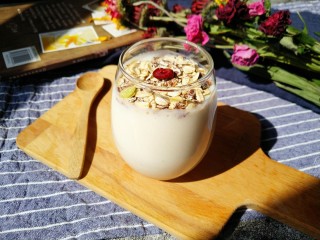 8、山药奶昔,把打好的山药汁倒入杯子 放上即食燕麦片 吃前搅拌均匀即可。