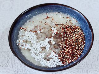 2、黎麦紫甘蓝时蔬饭团,把黎麦和大米，糯米放到一个大一点的容器里，洗净后倒入适量清水，浸泡30分钟后。