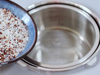 3、黎麦紫甘蓝时蔬饭团,把浸泡后的黎麦和大米，糯米放入臻米脱糖煲的甑锅里。